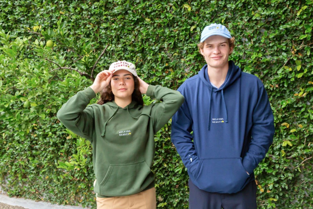 Miembros de la comunidad con merch de Helping Hearts
