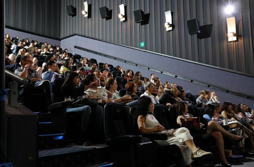 Audiencia en un evento de Helping Hearts en sala de cine