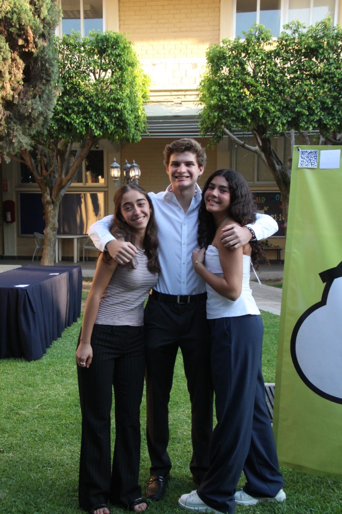 Equipo de Helping Hearts en un evento al aire libre