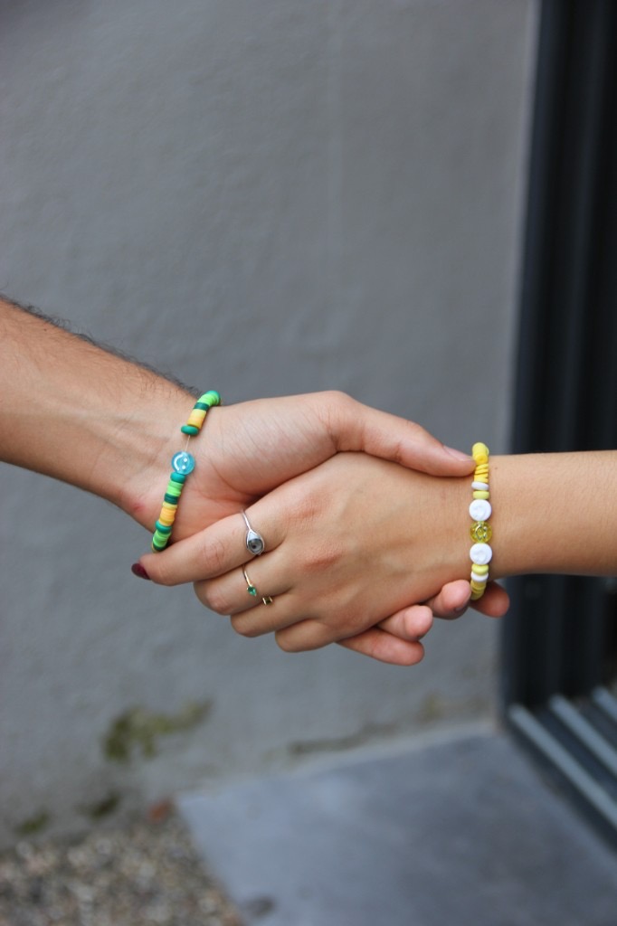 Apretón de manos con pulseras Helping Hearts