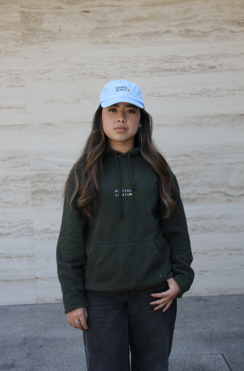Hoodie verde oscuro — vista frontal con logo Helping Hearts